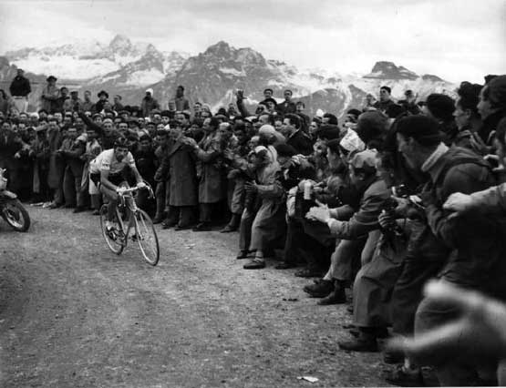 35° Giro d'Italia. Fausto Coppi sul Pordoi, in fuga davanti a Bartali e Magni. - Petrelli, Valentino
