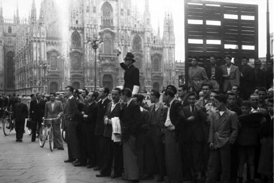 Giro d'Italia. Milano. Piazza Duomo - la folla attende i ciclisti. - Patellani, Federico