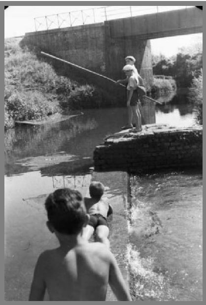 Milano. Naviglio - coppia di bambini pesca mentre altri due osservano