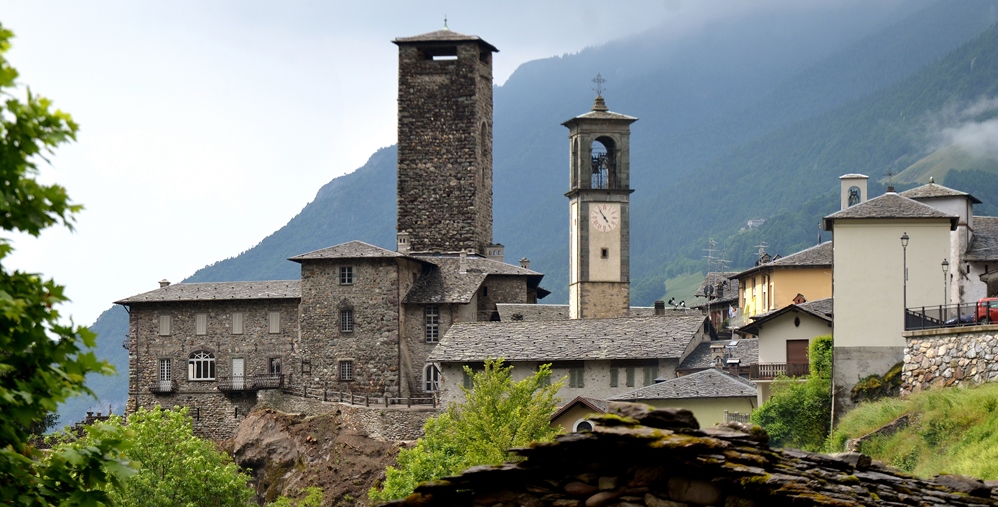 Castello del Ginami - Gromo . Foto di Paolo Ardiani (link scheda catalogo)