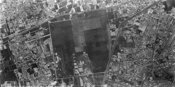 Veduta aerea, 1965. Al centro l’area industriale e incolta della Breda poi occupata dal Parco Nord © Comando I Regione Aerea, Stato Maggiore – Archivio Parco Nord