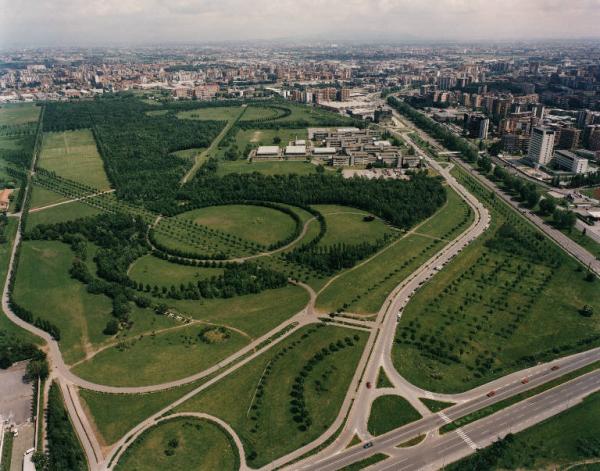 Veduta aerea. Settore Est del Parco Nord (nuove piantumazioni, filari, rotonde) Cinisello Balsamo, 1995 © Stefano Topuntoli – Archivio Parco Nord
