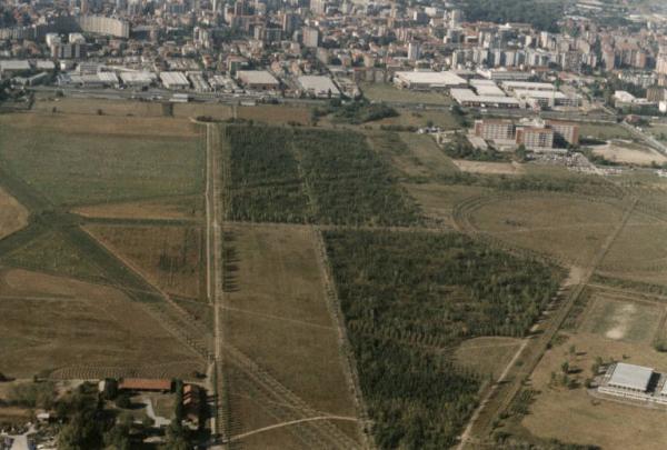 Veduta aerea. Settore Est del Parco Nord dopo le piantumazioni. Cinisello Balsamo, 1990 © Francesco Borella – Archivio Parco Nord