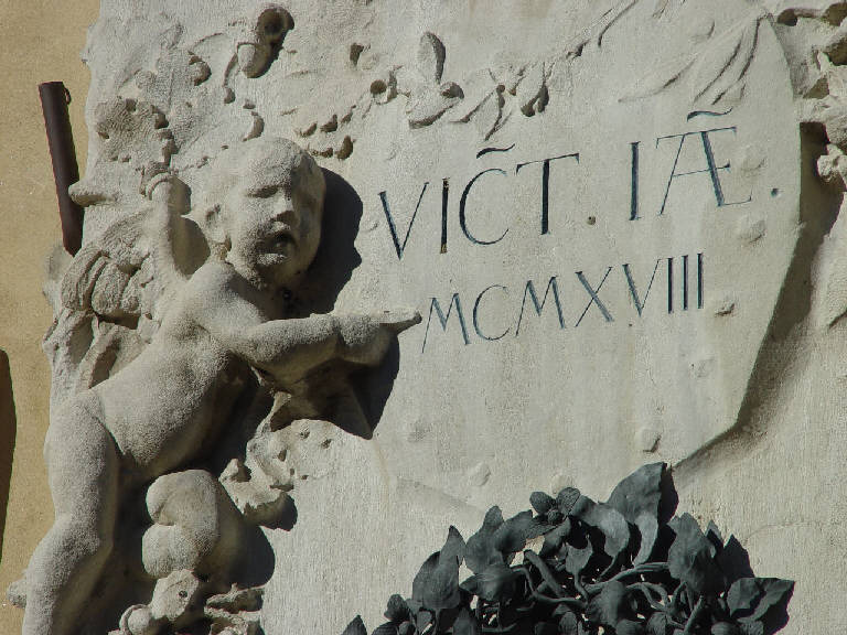 Particolare del monumento in pietra ai caduti della Prima Guerra Mondiale