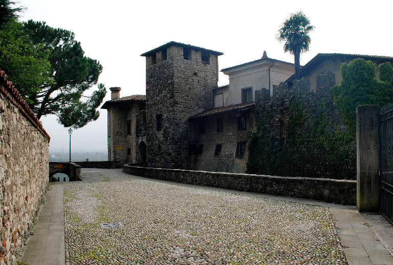 Vista del Castello che domina il Borgo di Castel De Conti Calepio