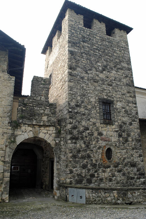 Vista della torre medievale e del poratle di accesso 