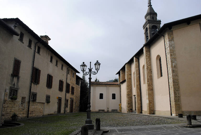 Vista del borgo nei pressi della Chiesa di S. Lorenzo e del Palazzetto Carolongio 