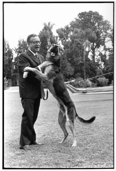 Cile, Valparaíso - Residenza estiva del presidente Salvador Allende, parco - Ritratto maschile - Salvador Allende con il cane