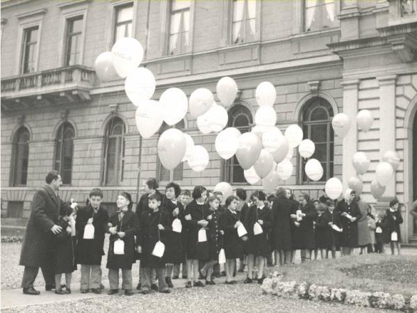Istituto dei Ciechi di Milano - Giardino davanti all'ingresso - Foto di gruppo - Bambini e maestri - Bambini con in mano un palloncino