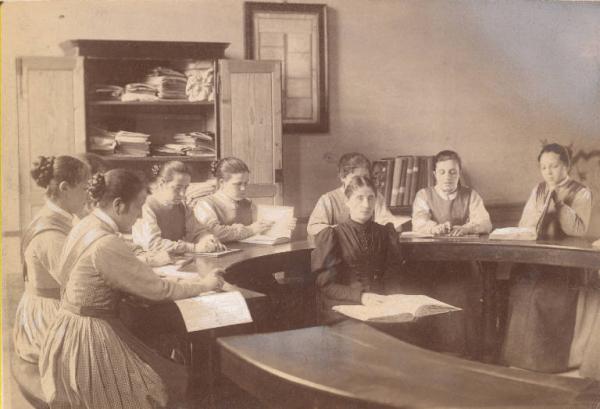 Istituto dei Ciechi di Milano - Scuola - Classe 3° femminile - Interno di aula - Lezione di lettura in Braille - Allieve - Maestra