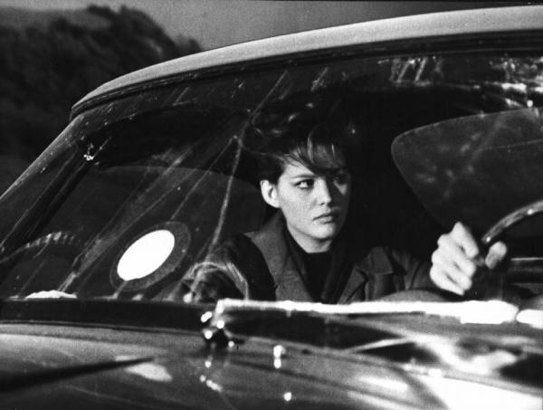 Fotografia del film "I delfini" - Regia Francesco Maselli 1960 - L'attrice Claudia Cardinale all'interno di un'auto.