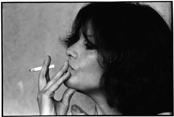 Roma - Abitazione, interno - Ritratto femminile - Claudia Cardinale con sigaretta, attrice italiana