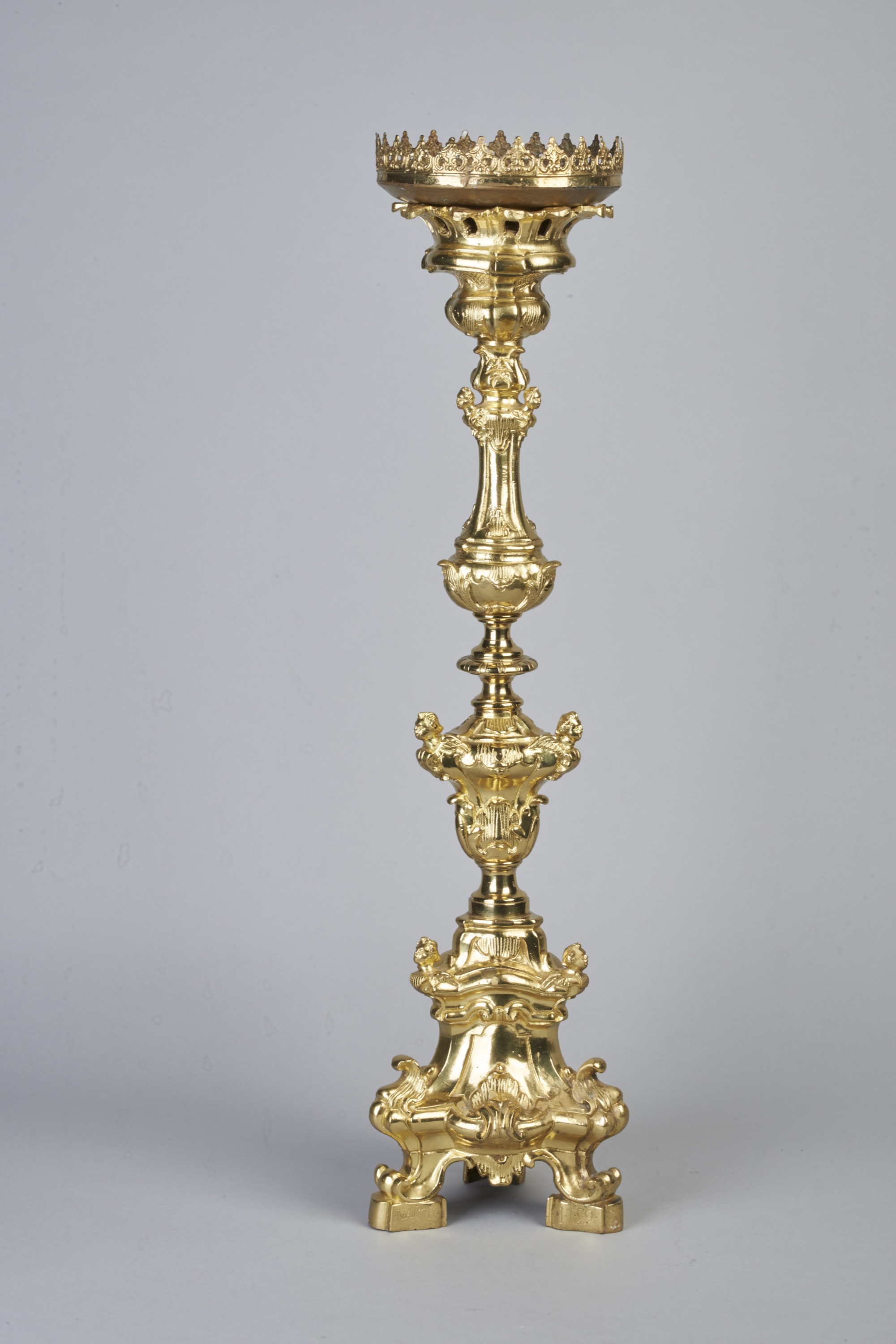 Fig. 28 Candeliere d’altare parte di un servizio realizzato nel 1759 dall’orafo attivo a Napoli Gennaro Cuccaro. Gerola, San Bartolomeo