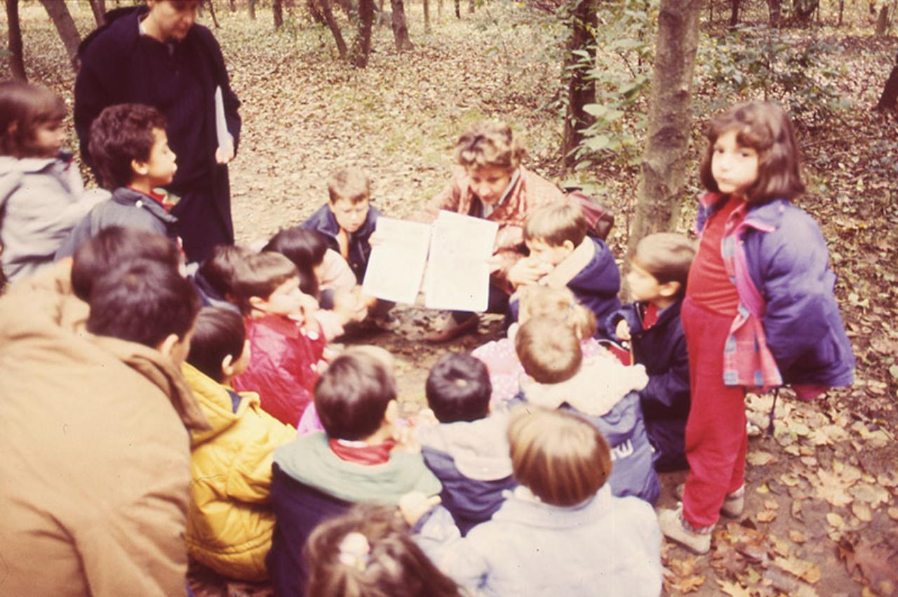 Parco Nord, attività didattica nei boschi con bambini di una scuola primaria, 1996 © Massimo Urso - Archivio fotografico Parco Nord Milano