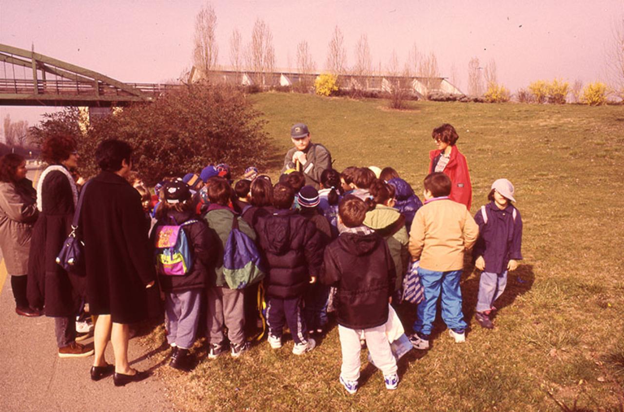 Parco Nord, attività didattica di una scuola primaria con un guardiaparco, 1997 © Massimo Urso - Archivio fotografico Parco Nord Milano