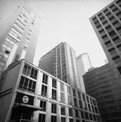 Fotografia di Klaus Zaugg: Milano - Fuga prospettica di alcuni grattacieli, sullo sfondo il Pirellone, 1970; Archivi dell'Immagine  Regione Lombardia