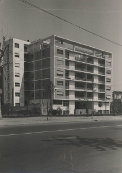 Fotografia di autore non identificato: Milano - Casa Rustici in Corso Sempione (di G. Terragni e P. Lingeri), 1936 ca.; Civiche Raccolte d'Arte Applicata ed Incisioni, Civico Archivio Fotografico