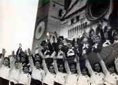 Fotografia di Ernesto Fazioli: Cremona - Bambini in divisa fanno il saluto romano, 1941 ca., Archivi dell'Immagine - Regione Lombardia