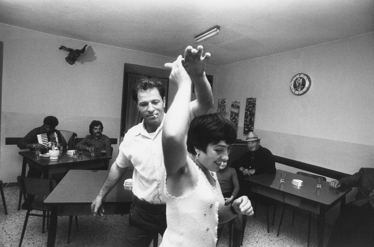 Ferdinando Scianna, Peppino Bregoli balla con una parente, Pezzaze (Brescia), 1976