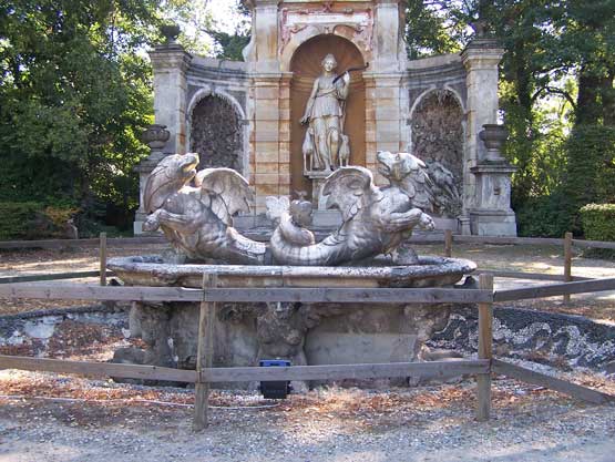 Fontana dei draghi e tempio di Diana retrostante