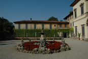 Arcore, Villa Vittadini detta la Cazzola, La fontana e l'ala sinistra del complesso architettonico (Fototeca ISAL, fotografia di L. Tosi)