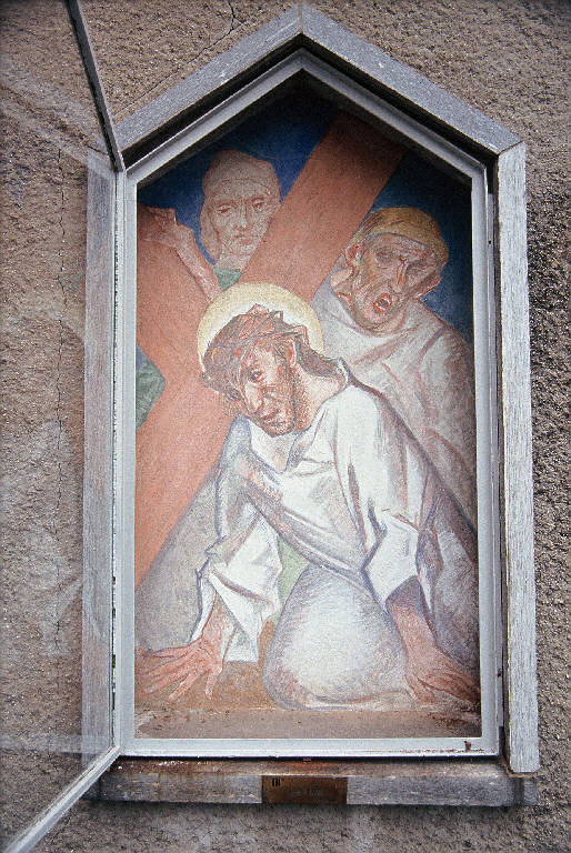 Gesù cade sotto la croce per la prima volta, Cristo cade sotto la croce (via crucis) di Carpi Aldo (terzo quarto sec. XX)
