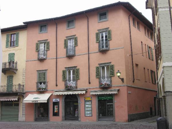 Casa Piazza Garibaldi 16