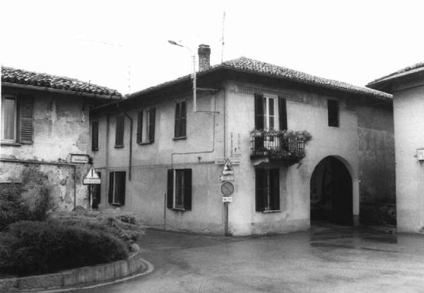 Casa a corte Piazzetta Colli Rondolini angolo via Facheris