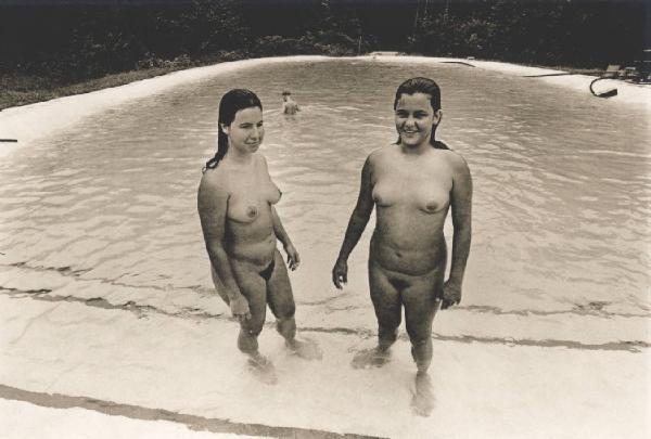 Coppia di ragazze nude in piscina