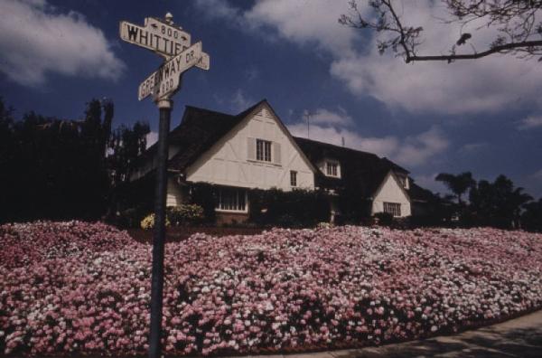 Giardino fiorito con abitazione sullo sfondo