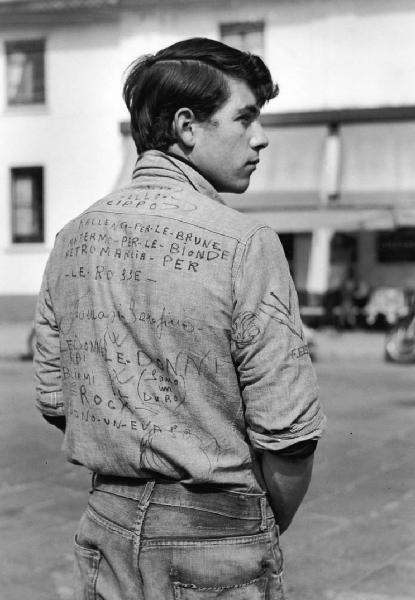 Luna park. Milano - Luna park - Ritratto maschile - Ragazzo di spalle, camicia di jeans con scritte autografe sulle donne, brune, bionde, rosse