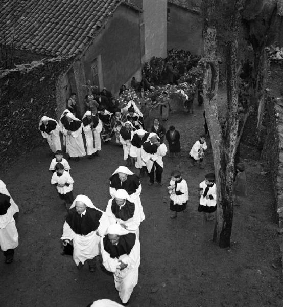 Italia del Sud. Sardegna - Aritzo - funerale - processione