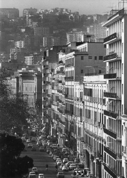 Napoli. Veduta della città. Strada trafficata e agglometorato di edifici abitativi