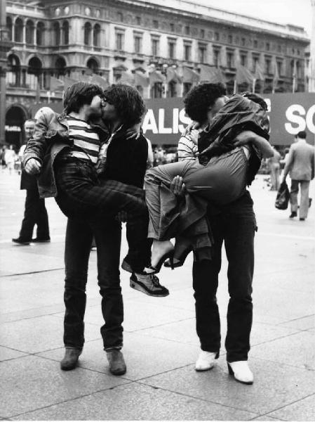Mondo Beat: Amore. Milano - Piazza del Duomo - Ritratto di coppia - Due coppie di ragazzi - Bacio