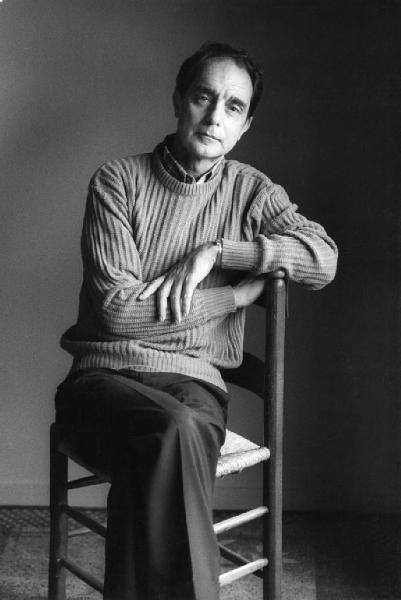 Parigi. Ritratto maschile - Italo Calvino seduto su una sedia