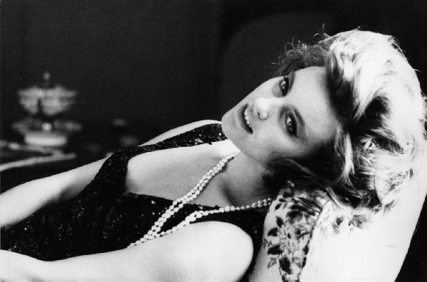 Ritratto femminile - Attrice italiana - Ilaria Occhini sdraiata su una poltrona - Collana di perle