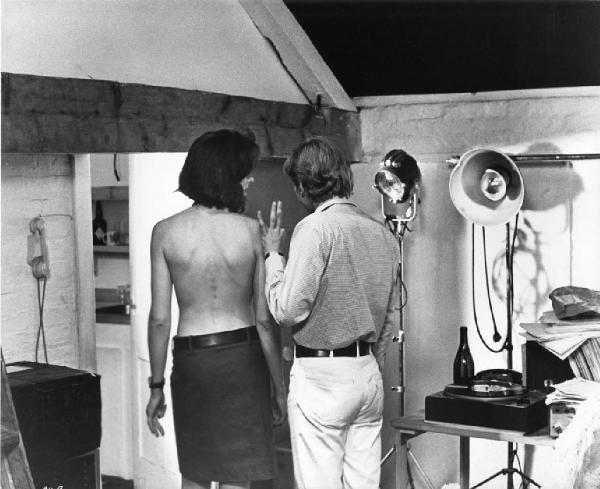 Ritratto. Foto di scena del film Blow-Up. David Hammings e Vanessa Redgrave di spalle. Vanessa Redgrave a schiena nuda