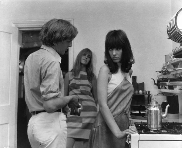 Ritratto. Foto di scena del film Blow-Up. David Hammings in una cucina. Due donne