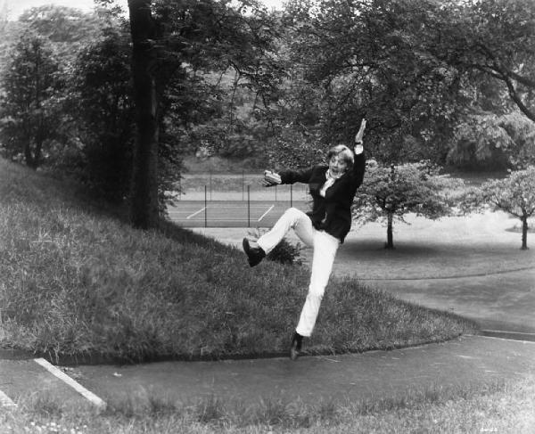 Ritratto. Foto di scena del film Blow-Up. David Hammings salta nei pressi di un campo da tennis