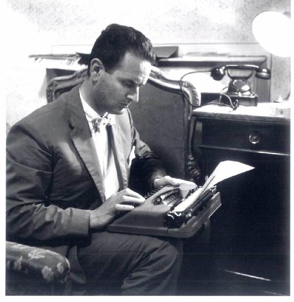 Ritratto maschile: Federico Patellani alla macchina da scrivere