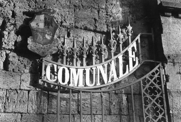 Orvieto. Cancello in ferro battuto - stemma e scritta "comunale"