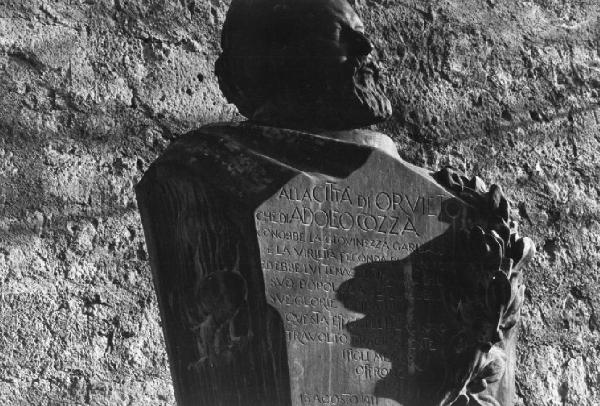 Orvieto. Busto commemorativo di Adolfo Cozza - iscrizione