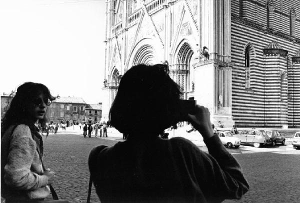 Orvieto. Duomo - parte inferiore della facciata - turisti fotografano