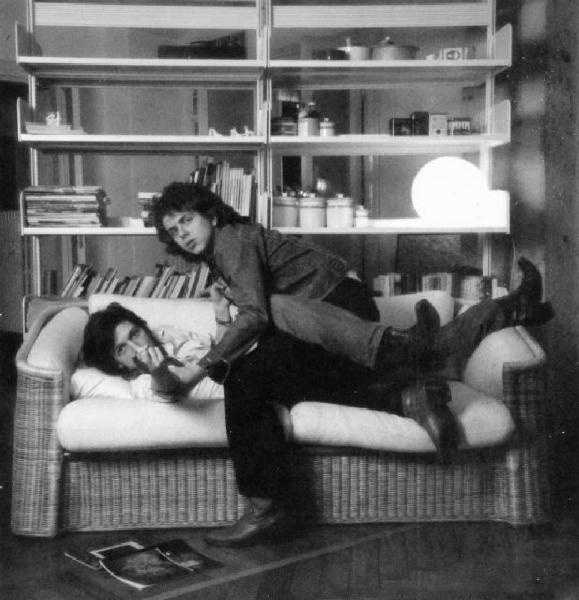 Due ragazzi litigano su un divano