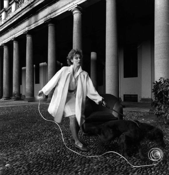 Modella con vestiti di Gianfranco Ferré - cane al guinzaglio
