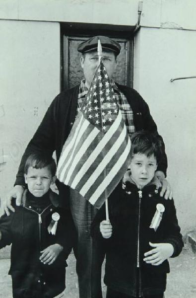 Parata - padre e figli con bandiera americana
