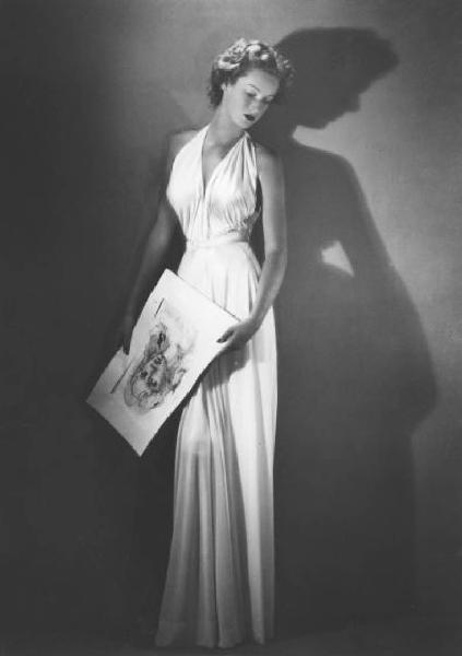 Ritratto femminile - Marella Caracciolo Agnelli - abito bianco lungo - volto ritratto su carta