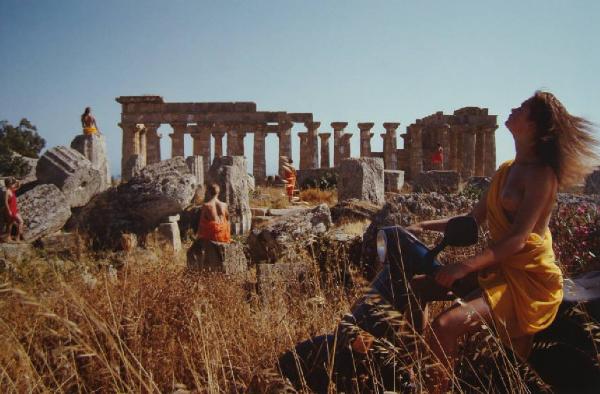 Vespa Piaggio - ragazze sulle rovine - tempio greco