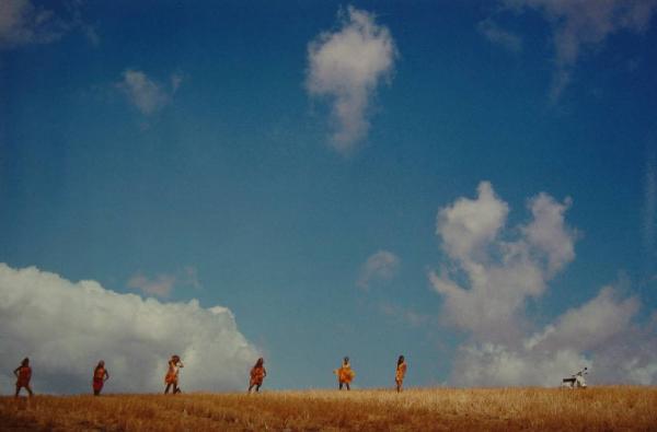 Vespa Piaggio - ragazze in un campo di grano