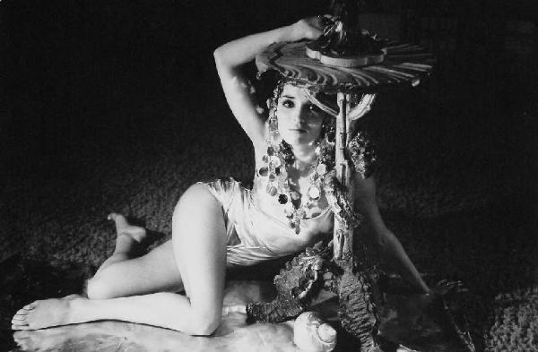 Ritratto femminile: Talitha Getty, attrice e modella olandese con copricapo di medaglie -Tavolino anni '30